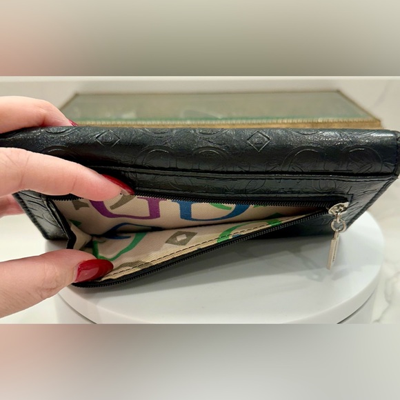 Guess - Black Embossed Tri-Fold Wallet - VGUC - Picture 8 of 17